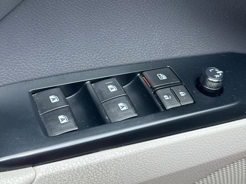 Used 2019 Toyota Camry SE w/ Convenience Package FWD image 12