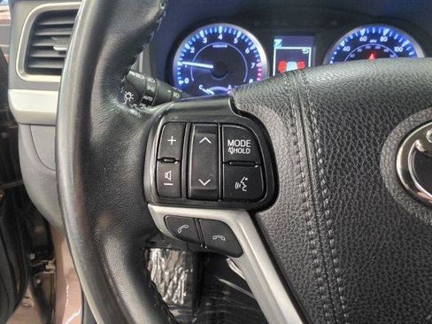Used 2019 Toyota Highlander Plus AWD/4WD image 18