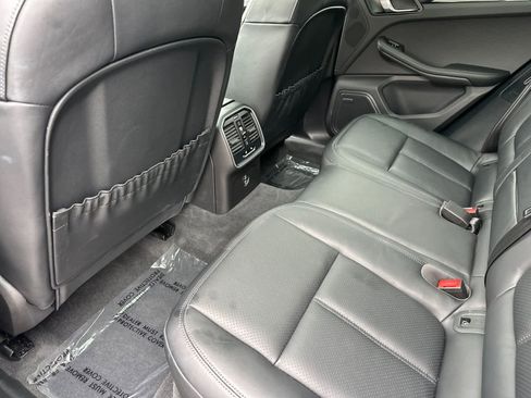 Certified 2025 Porsche Macan image 13