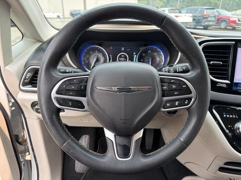 Used 2024 Chrysler Pacifica Touring-L FWD image 14