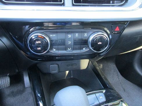 Used 2025 Chevrolet Trax LT w/ LT Convenience Package FWD image 29