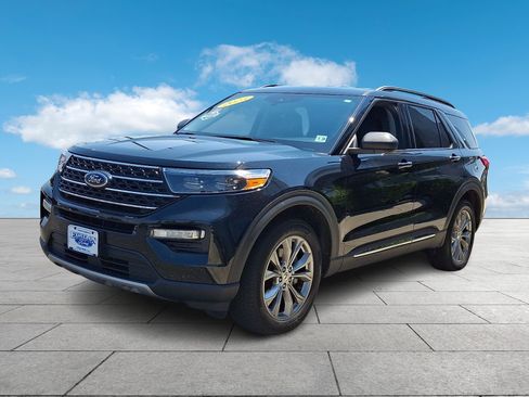 Certified 2023 Ford Explorer XLT w/ Equipment Group 202A AWD/4WD image 3