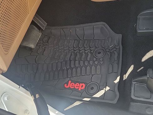 Used 2018 Jeep Wrangler Sahara w/ Connectivity Group AWD/4WD image 9