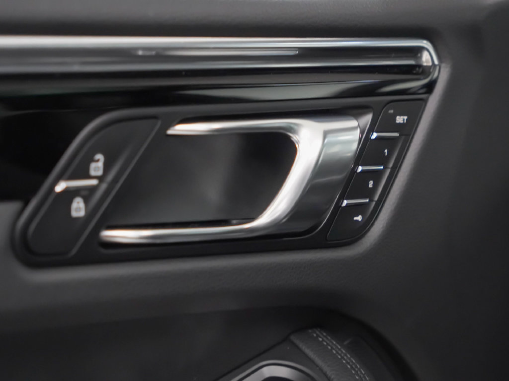 Certified 2026 Porsche Macan AWD/4WD image 22