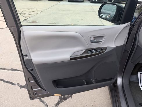Used 2018 Toyota Sienna XLE image 10