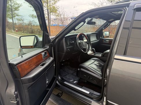 Used 2015 Lincoln Navigator 4WD 4dr image 13