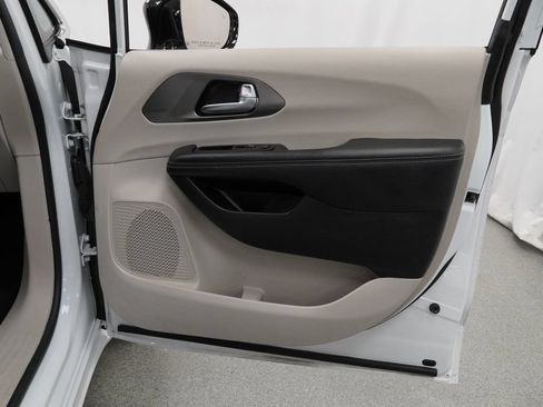 Used 2024 Chrysler Pacifica Limited FWD image 43