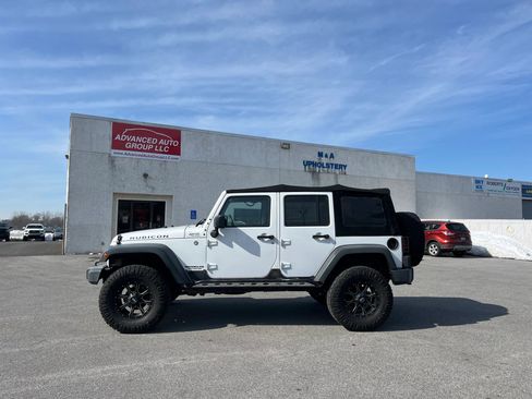 Used 2015 Jeep Wrangler Unlimited Rubicon w/ Connectivity Group image 29