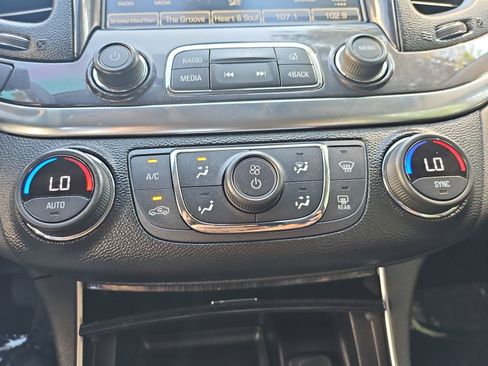 Used 2016 Chevrolet Impala LT FWD image 27