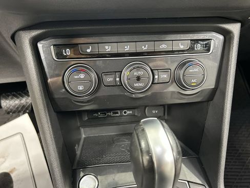 Used 2020 Volkswagen Tiguan SE w/ Panoramic Sunroof Package AWD/4WD image 16