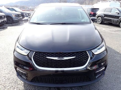 Used 2023 Chrysler Pacifica Touring-L image 11