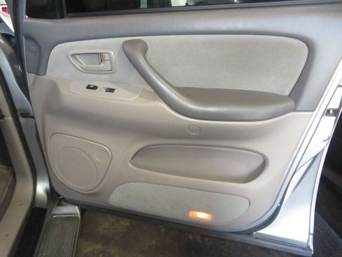 Used 2006 Toyota Sequoia SR5 AWD/4WD image 34