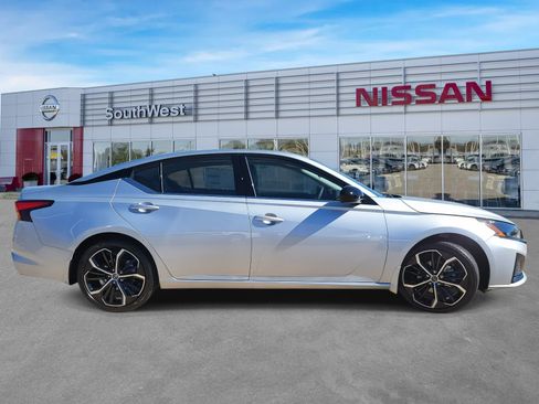 New 2025 Nissan Altima 2.5 SR image 5