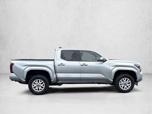 Certified 2025 Toyota Tacoma SR5 AWD/4WD image 4