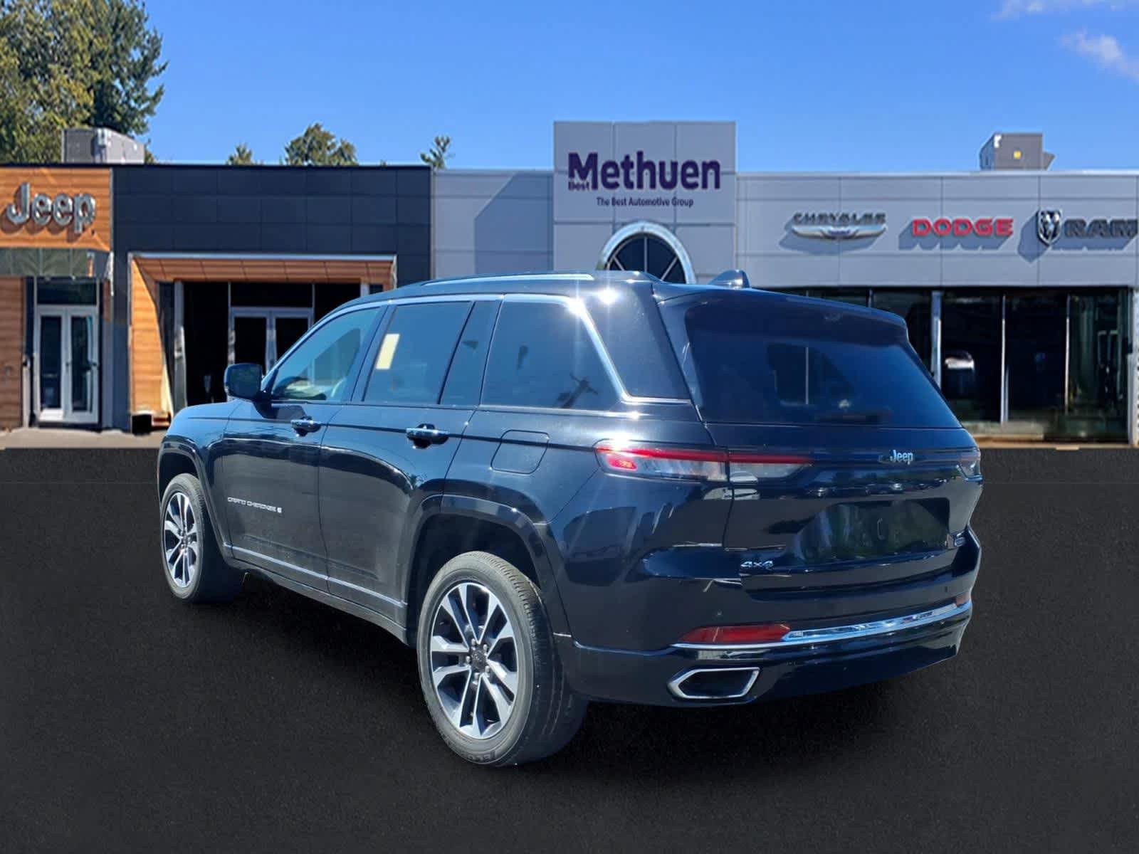 Used 2023 Jeep Grand Cherokee Overland w/ Luxury Tech Group IV AWD/4WD image 5
