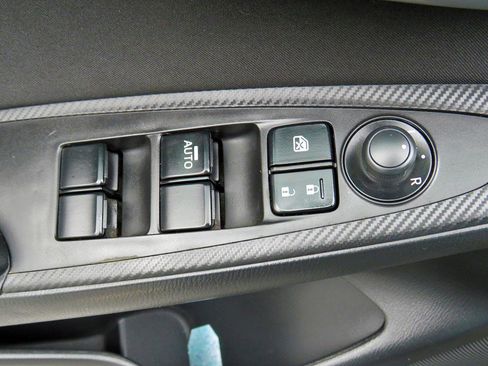 Used 2019 Toyota Yaris LE image 31