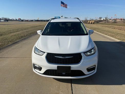 Used 2022 Chrysler Pacifica Touring-L image 10