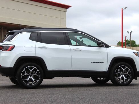 Used 2025 Jeep Compass Limited AWD/4WD image 3