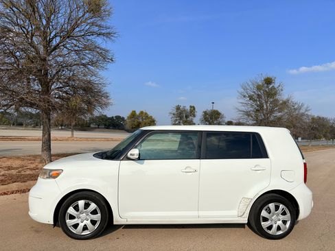 Used 2008 Scion xB image 2