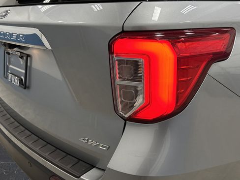 Used 2023 Ford Explorer XLT AWD/4WD image 33