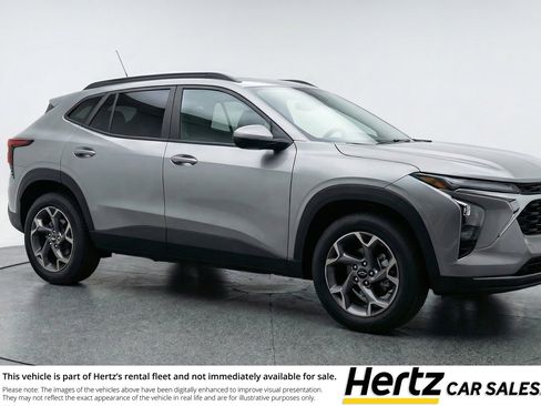 Used 2025 Chevrolet Trax LT FWD image 1
