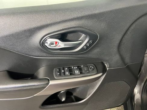 Certified 2019 Jeep Cherokee Limited w/ Luxury Group AWD/4WD image 15