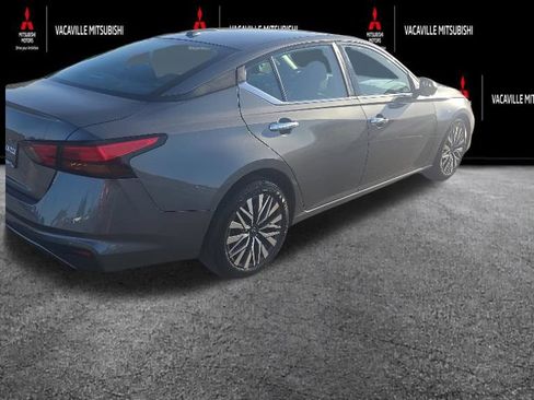 Used 2025 Nissan Altima 2.5 SV FWD image 3