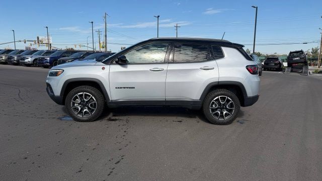Used 2024 Jeep Compass Trailhawk w/ Trailhawk Elite Group AWD/4WD image 5