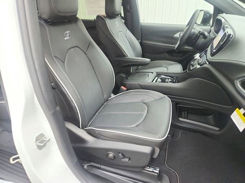New 2026 Chrysler Pacifica Limited w/ S Appearance Package FWD image 32