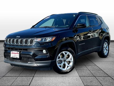 Used 2025 Jeep Compass Latitude w/ Sun & Sound Group AWD/4WD image 3