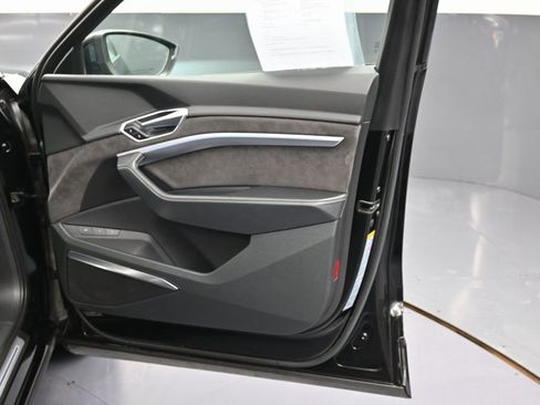 Used 2019 Audi e-tron Prestige w/ Prestige Package image 36