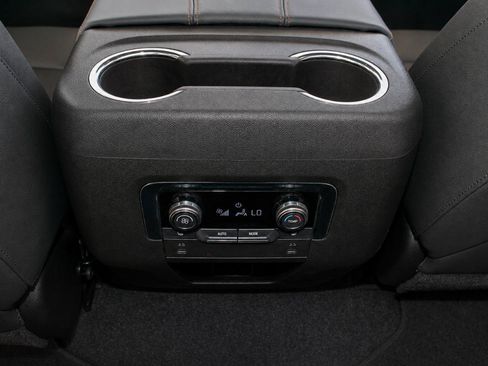 Used 2025 GMC Yukon AT4 AWD/4WD image 29