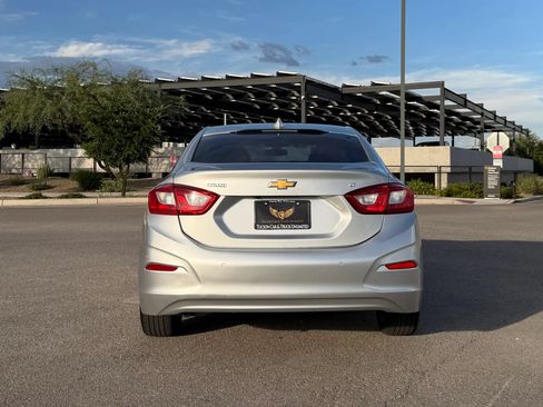 Used 2019 Chevrolet Cruze LT w/ Convenience Package FWD image 3