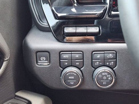 Used 2025 Chevrolet Silverado 2500 ZR2 w/ Technology Package image 32