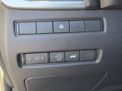 Used 2024 Nissan Rogue SV w/ SV Premium Package FWD image 19