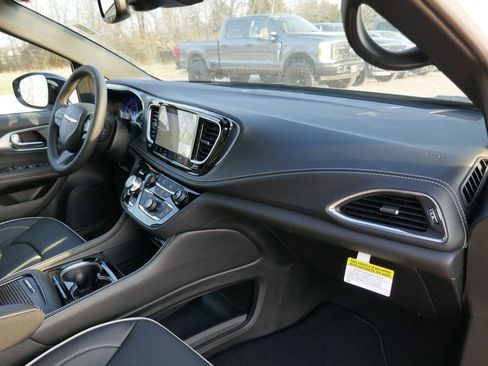 New 2026 Chrysler Pacifica Limited w/ Uconnect Theater Family Group image 11