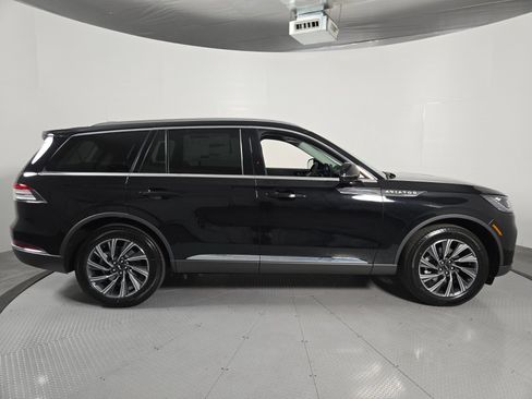 New 2026 Lincoln Aviator AWD image 3