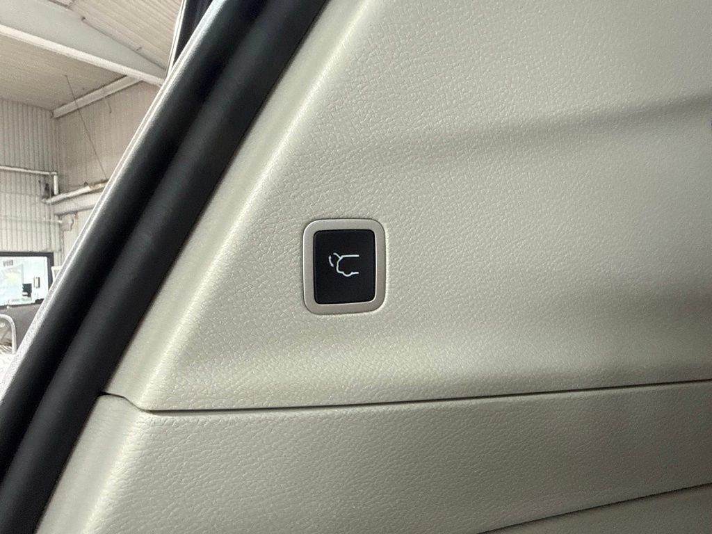 Used 2024 Chrysler Pacifica Touring-L FWD image 7