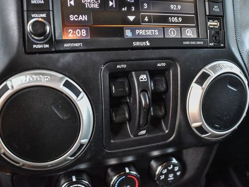 Used 2018 Jeep Wrangler Unlimited Rubicon w/ Connectivity Group image 19