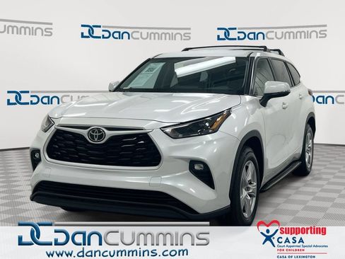 Used 2023 Toyota Highlander LE FWD image 1