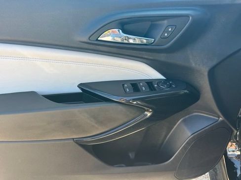 Used 2025 Chevrolet Trax LT FWD image 13