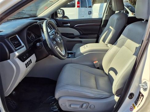 Used 2016 Toyota Highlander Limited image 12