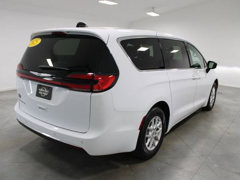 Used 2025 Chrysler Pacifica Select FWD image 9