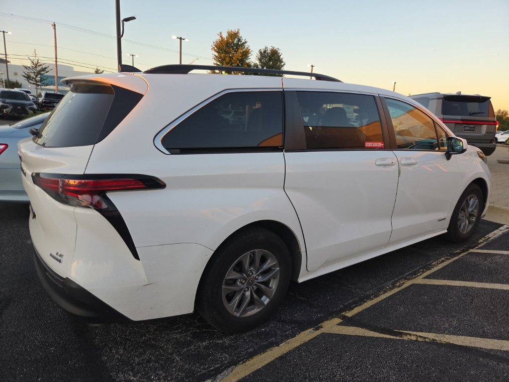 Used 2021 Toyota Sienna LE AWD/4WD image 3