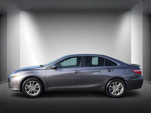 Used 2016 Toyota Camry SE image 2