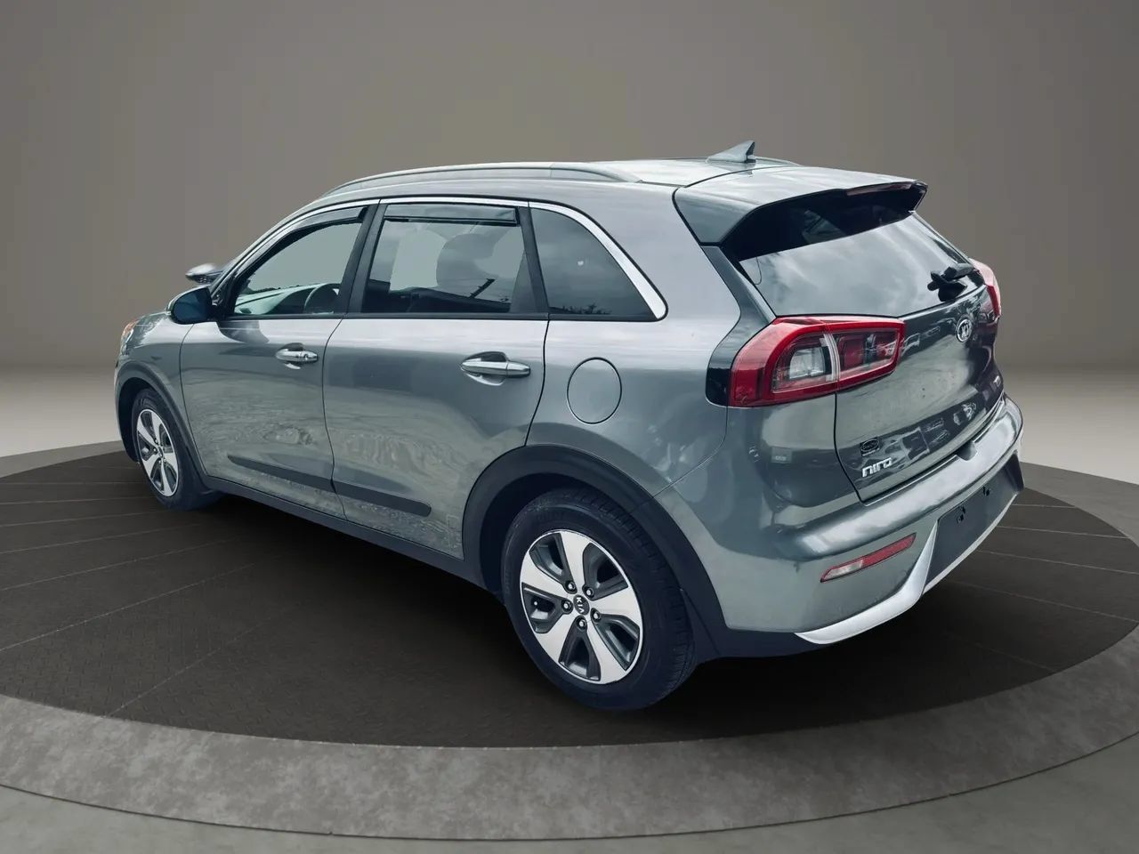 Used 2018 Kia Niro EX FWD image 3