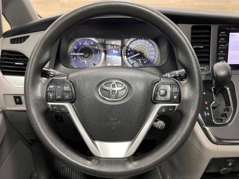 Used 2019 Toyota Sienna LE image 9