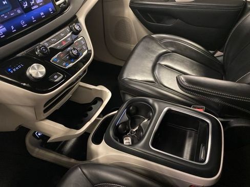Used 2023 Chrysler Pacifica Touring-L FWD image 14