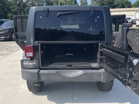 Used 2015 Jeep Wrangler Unlimited Rubicon w/ Connectivity Group AWD/4WD image 9