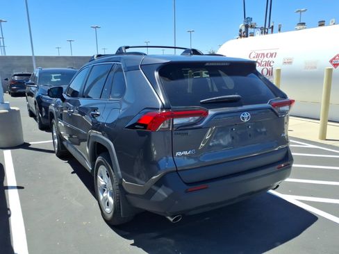 Used 2021 Toyota RAV4 XLE w/ Carpet Mat Package (TMS) FWD image 4